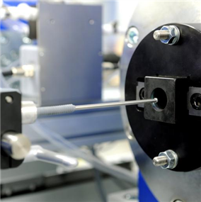 螺钉测试中的引伸计 